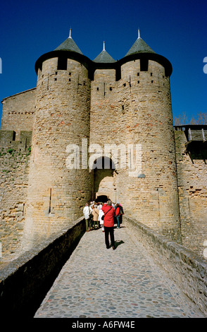 Zwillingstürme bewachen den Eingang zur Burg innerhalb der mittelalterlichen Mauern umgebene Carcassone in Süd-West Frankreich Stockfoto