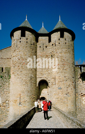 Zwillingstürme bewachen den Eingang zur Burg innerhalb der mittelalterlichen Mauern umgebene Carcassone in Süd-West Frankreich Stockfoto