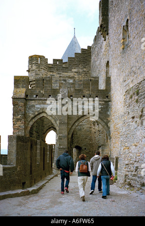 Touristen zu Fuß auf den Mauern der mittelalterlichen Mauern umgebene Stadt Carcassonne im Südwesten von Frankreich Stockfoto