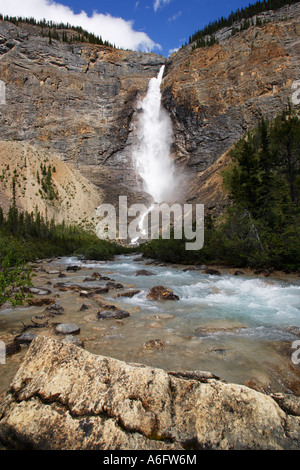 Wasser donnert aus gespeisten Falls Wasserfall im Yoho National Park, Alberta Kanada Stockfoto