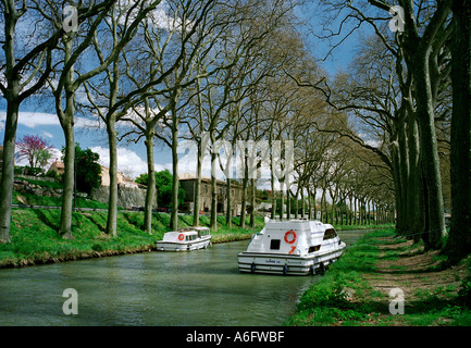 Der Canal du Midi, die so beliebt für Bootsurlaub bei Trebes in der Nähe von Carcassonne im Südwesten von Frankreich Stockfoto