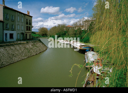 Der Canal du Midi, die sehr beliebt für Bootsurlaub im Dorf Trebes in der Nähe von Carcassonne Stockfoto