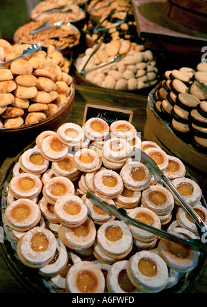 Süßes Gebäck auf den Verkauf in einem französischen Boulangerie (Bäckerei) Stockfoto