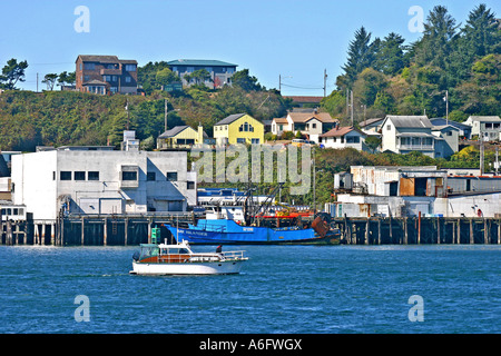 Bootsfahrer auf Yaquina Bay an Newport Oregon Stockfoto