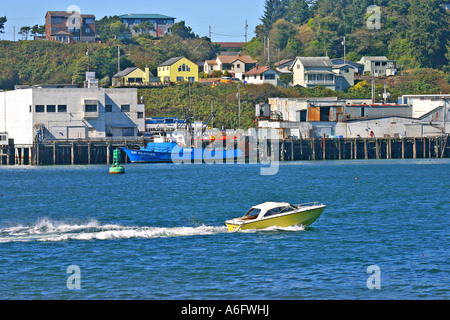 Bootsfahrer auf Yaquina Bay an Newport Oregon Stockfoto