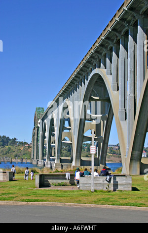 Asiatische Familien Picknicken in der Nähe von Brücke über Yaquina Bay an Newport Oregon Stockfoto