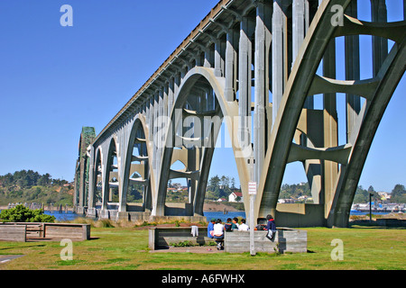 Asiatische Familien Picknicken in der Nähe von Brücke über Yaquina Bay an Newport Oregon Stockfoto