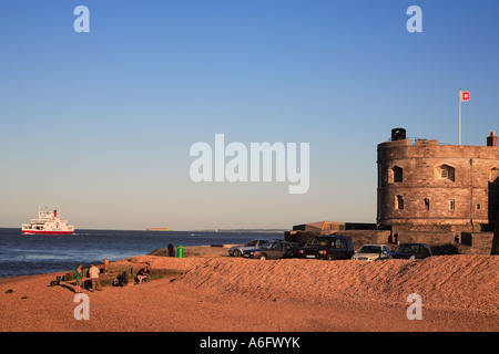 Calshot Schloß und Red Funnel Fähren die New Forest-Hampshire-England Stockfoto