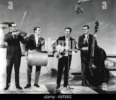 LONNIE DONEGAN schottischer Skiffle-Musiker spielt mit seiner Band um 1962 Gitarre. Stockfoto