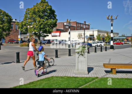 Mutter mit Kinder First Street Riverfront Park Downtown Steamboat Gateway Skulpturen in Corvallis, Oregon Stockfoto