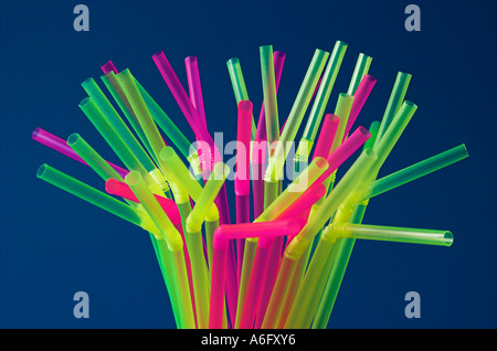 Bunte Strohhalme vor einem blauen Hintergrund Stockfoto