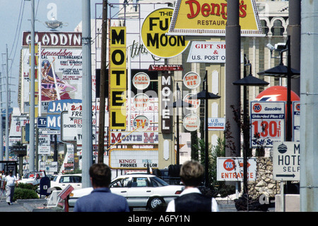 LAS VEGAS, Nevada, USA - am Straßenrand Sighnboards drängeln für Aufmerksamkeit Stockfoto