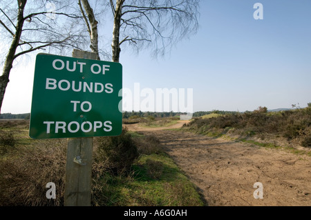 Out of bounds, Truppen Zeichen am Hankley gemeinsamen Surrey UK Stockfoto