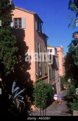 Straßenszene in der alten Stadt von St Tropez in der Provence Stockfoto