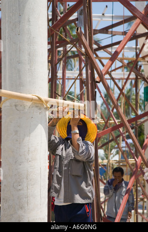 Männliche asiatischen Bau Team von Arbeitern Montage Bambus Gebäudestruktur Gerüst am Wiederaufbau Aufstellungsort auf Ko Phi Phi Island, Krabi Provinz Stockfoto