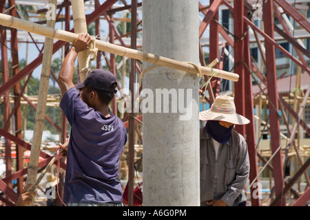 Männliche asiatischen Bau Team von Arbeitern Montage Bambus Gebäudestruktur Gerüst am Wiederaufbau Aufstellungsort auf Ko Phi Phi Island, Krabi Provinz Stockfoto