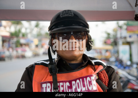 Verkehr und Tourismus Polizist lächelnd beim Sitzen im freien Fahrzeug in Ao Nang Krabi Provinz, Thailand Stockfoto