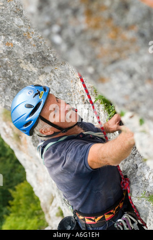 Senior woman Klettern in Kalkstein mit blauen Helm Donau-Tal in der Nähe von Sigmaringen schwäbischen Jura Deutschland neue RAW-Konvertierung Stockfoto