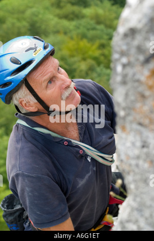 Senior woman Klettern in Kalkstein mit blauen Helm Donau-Tal in der Nähe von Sigmaringen schwäbischen Jura Deutschland neue RAW-Konvertierung Stockfoto