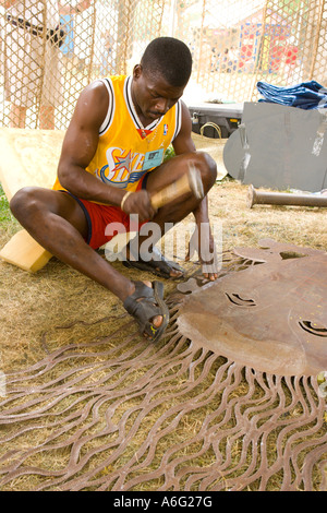 Jean Pierre Richard Desrosiers von Haiti zeigt geschnittener Metall Arbeit während des Smithsonian Folklife Festival Stockfoto