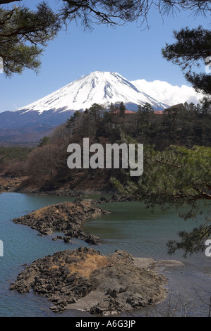 Japan zentralen Honshu Mount Fuji Shojiko Lake Shoji Ansicht von oben mit See und Inseln in Frgd und schneebedeckten Mount Fuji in bkgd Stockfoto