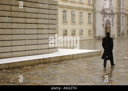 Österreich Wien Mann zu Fuß neben jüdische Mahnmal im Schneesturm Stockfoto