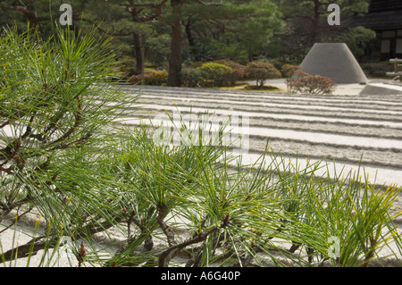 Japan zentralen Honshu Kansai Kyoto Ginkaku-Ji Tempel Silber Pavillon Zen Garten symbolisiert den Fuji und das Meer Blick durch ein Stockfoto