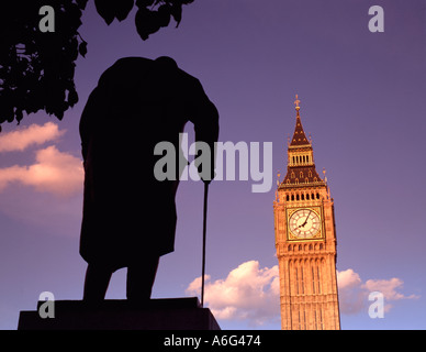 Statue von Winston Churchill am Parliament Square, mit Uhrturm Big Ben darüber hinaus, Westminster, London, England, UK. Stockfoto