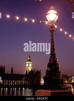 Big Ben und die Houses of Parliament gesehen über Themse von Albert Embankment bei Nacht, Westminster, London, England, UK. Stockfoto