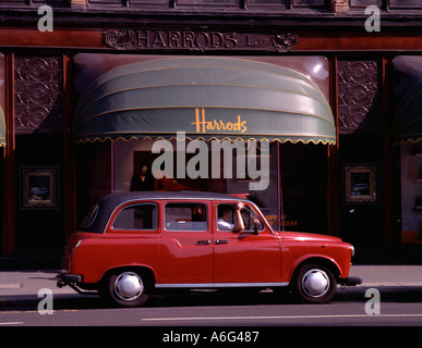 Taxi außerhalb Harrods, Knightsbridge, London, England, UK. Stockfoto
