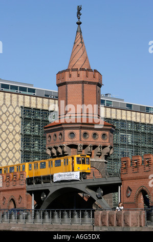 Straßenbahn auf Oberbaumbruecke in Berlin-Friedrichshain Stockfoto