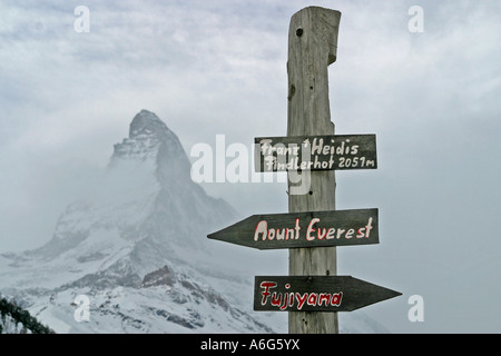 Holzschild Beiträge im Skigebiet Zermatt, Matterhorn, Wallis, Schweiz Stockfoto