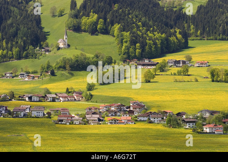 Berg-Dorf und Kirche, Österreich, Tyrol