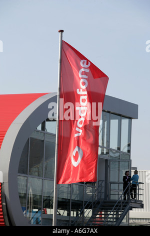 Flagge von Handy-Service-Provider Vodafone. Hannover, Niedersachsen, Deutschland. Stockfoto