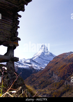 Das Matterhorn mit alten Scheune im Vordergrund, Schweiz Stockfoto