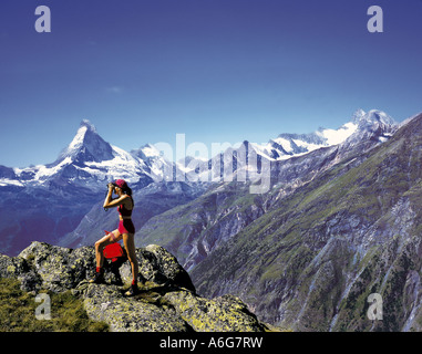 weibliche Wanderer vor dem Matterhorn, Schweiz Stockfoto