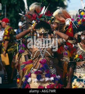 Gesicht gemalt weibliche Tribeswoman aus Papua-Neuguinea in hohem Grade dekorative Tracht am Festival of Pacific Arts Stockfoto