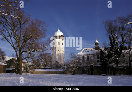 Blick zum Kloster Frauenchiemsee auf Schnee bedeckt Fraueninsel im Chiemsee See; Bayaria, Deutschland Stockfoto