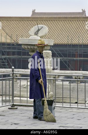 CHINA-Peking-Young Park Arbeiter in einen Strohhut fegt Wurf in der verbotenen Stadt Stockfoto