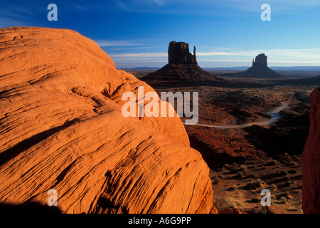 Frühen Morgenlicht an die Fäustlinge in Monument Valley Arizona USA Stockfoto