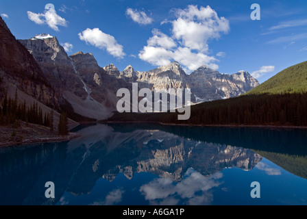 Am frühen Morgen Reflexion der Wenkchemna Gipfel Moraine Lake, Tal der zehn Gipfel, Banff Nationalpark, Alberta, Kanada Stockfoto