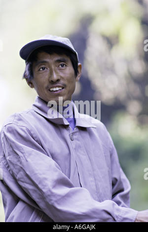 CHINA YANGTZE RIVER A Peapod Schiffer steuert sein Boot Peapod Nebenfluss Shennong Stockfoto