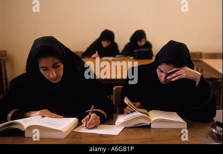 Iran Teheran 1999 Frauen Gymnasiasten lernen im Klassenzimmer Stockfoto