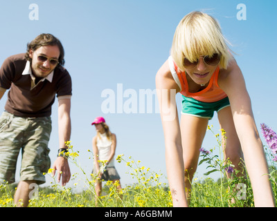 Junge Menschen auf der Suche nach etwas im Feld Stockfoto