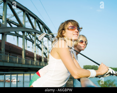 Weibliche Golfer durch eine Brücke Stockfoto