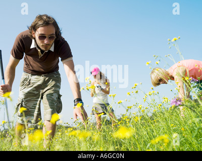 Golfer, die auf der Suche im Feld Stockfoto