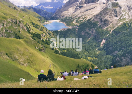 brechen Sie mit Blick zum Lago di Fedaia, Italien, Dolomiten Stockfoto