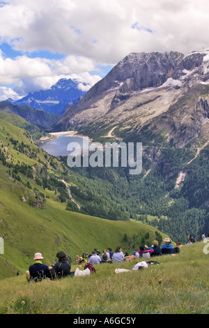 brechen Sie mit Blick zum Lago di Fedaia, Italien, Dolomiten Stockfoto