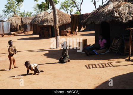 Kitgum,Uganda.Camp für Menschen, die durch Konflikt, initiiert von der Lord Resistance Army vertrieben wurden. Vor Spielende Kinder Stockfoto