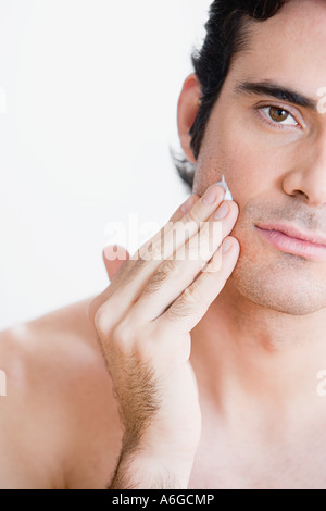 Mann mit Feuchtigkeitscreme Stockfoto
